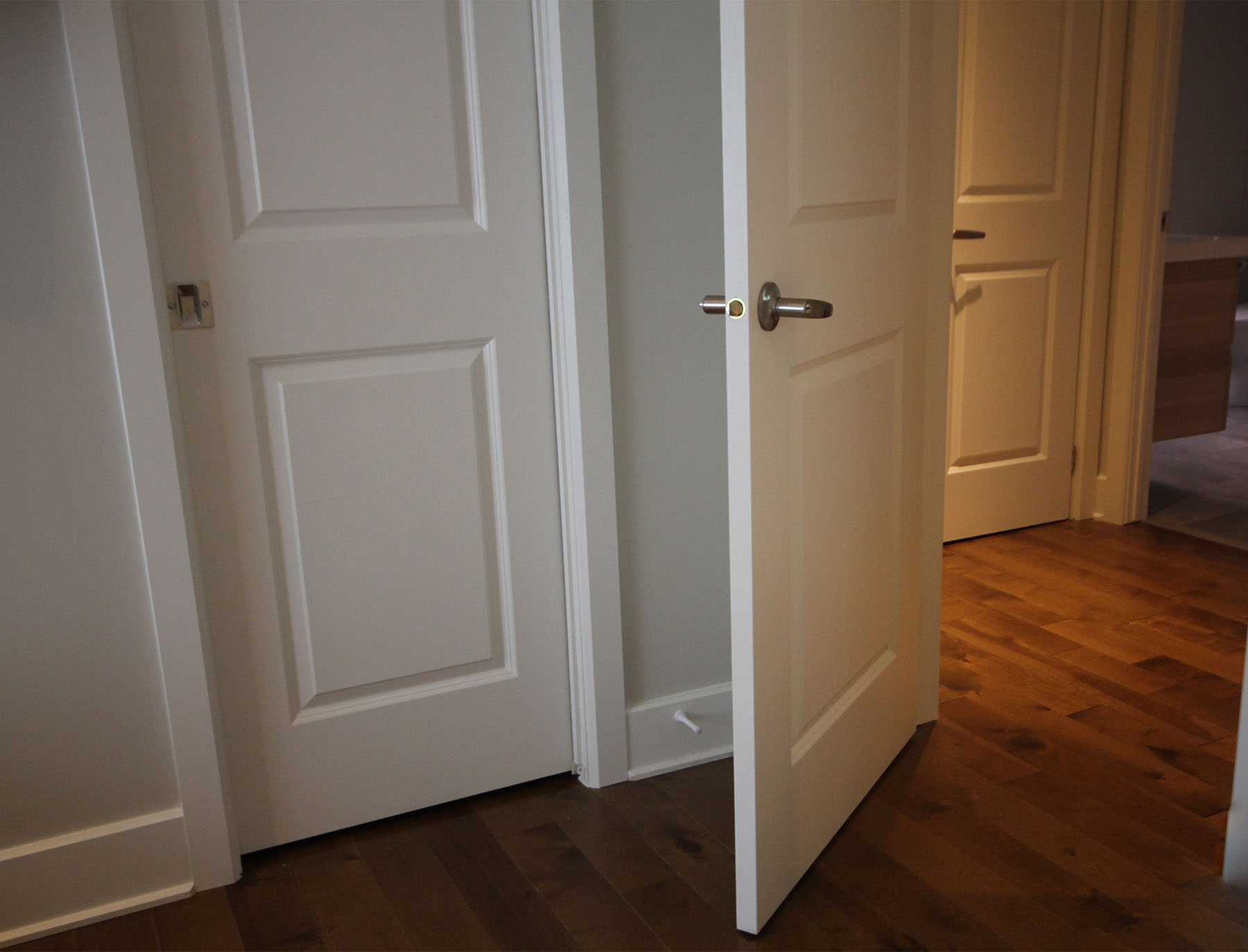 installation of interior doors and door frames in montreal.